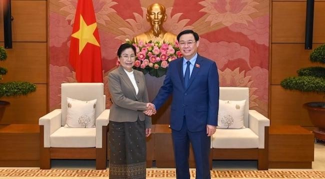 Председатель НС Вьетнама Выонг Динь Хюэ и Председатель Верховного народного суда Лаоса Виенгтхонг Сифандон. Фото: Зюи Линь