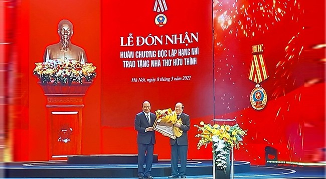 Президент Нгуен Суан Фук вручает поэту Хыу Тхиню Орден Независимости 2-й степени.