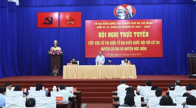 Президент Нгуен Суан Фук выступает на конференции с избирателями уездов Кутьи и Хокмон. Фото: vpctn.gov.vn