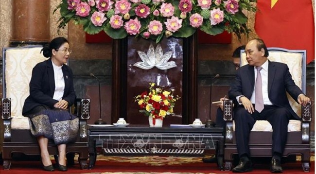 Президент Нгуен Суан Фук и Председатель Верховного народного суда Лаоса Виенгтхонг Сифандон. Фото: VNA