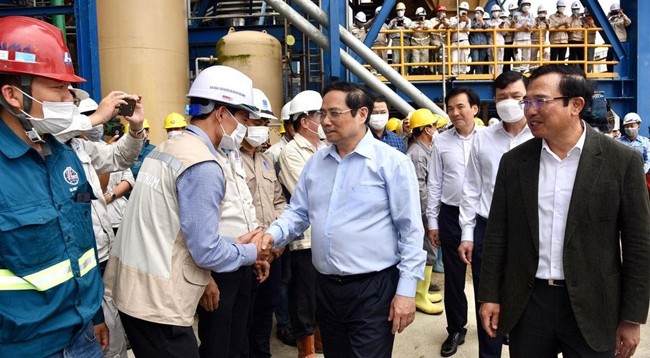 Премьер-министр Фам Минь Тьинь посещает теплоэлектростанцию Тхайбинь-2. Фото: Чан Хай 