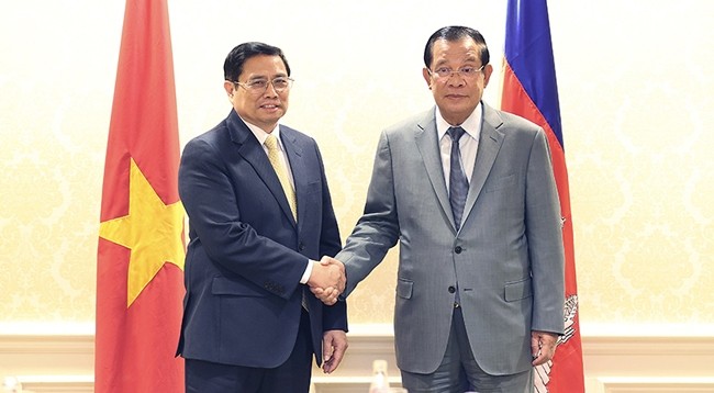Премьер-министр Вьетнама Фам Минь Тьинь и Премьер-министр Камбоджи Хун Сен. Фото: VNA