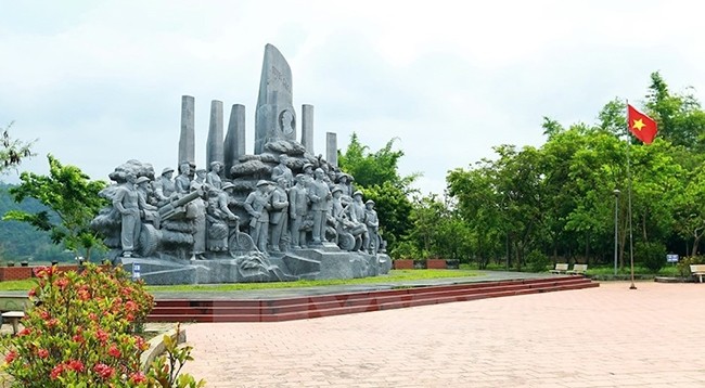Площадка военного парада и монумент Победе Мыонгфанг. Фото: VNA