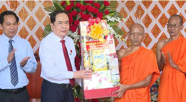 Товарищ Чан Тхань Ман вручает подарки Правлению Вьетнамской буддийской сангхи в городе Кантхо. Фото: Тхань Там