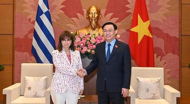 Председатель НС Вьетнама Выонг Динь Хюэ и Президент Греции Катерина Сакелларопулу. Фото: Зюи Линь