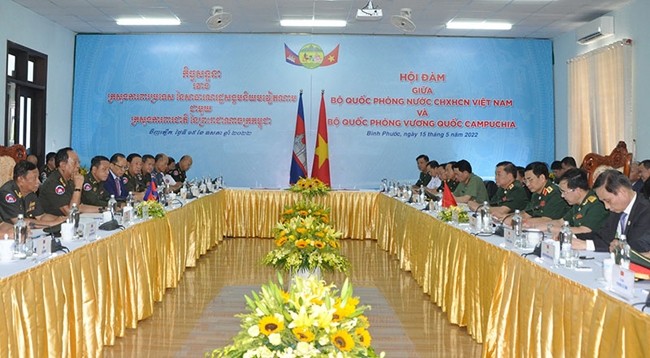 Общий вид переговоров между министрами обороны Вьетнама и Камбоджи. Фото: Нят Шон