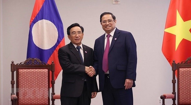 Премьер-министр Вьетнама Фам Минь Тьинь (справа) и Премьер-министр Лаоса Фанкхам Випхаван. Фото: VNA