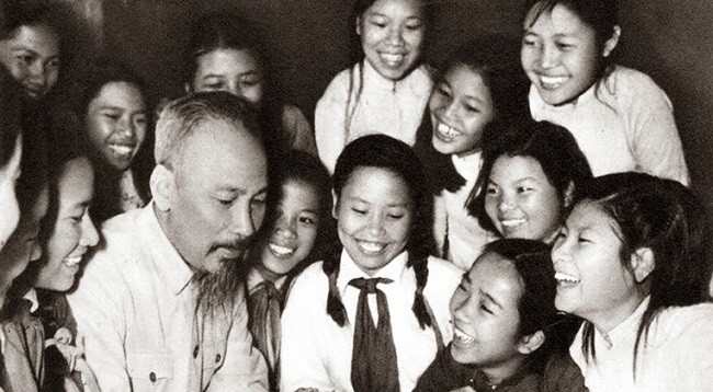 Президент Хо Ши Мин – гениальный вождь Партии и народа, великий учитель вьетнамской революции, герой национального освобождения, выдающийся культурный деятель мира. Архивное фото