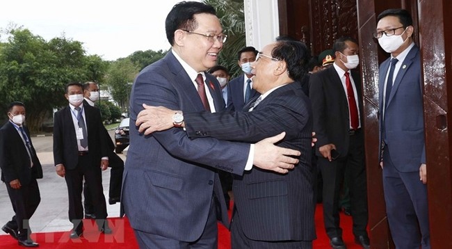 Премьер-министр Лаоса Фанхам Випхаван встречает Председателя НС Вьетнама Выонг Динь Хюэ. Фото: VNA