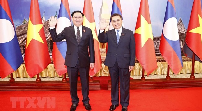 Председатель НС Вьетнама Выонг Динь Хюэ (слева) и Председатель НА Лаоса Сайсомфон Фомвихан. Фото: VNA