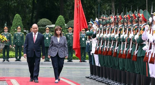 Президенты Вьетнама и Греции обходят строй почетного караула. Фото: VNA