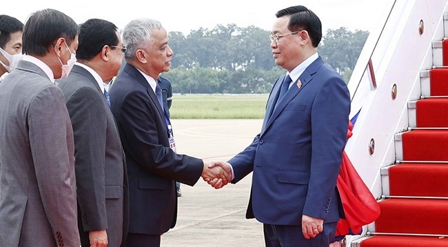 Председателя НС Выонг Динь Хюэ встречали в аэропорту Ваттай, Лаос. Фото: VNA