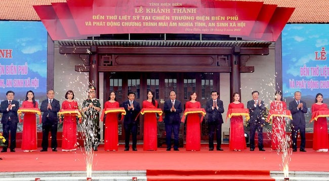 Президент Нгуен Суан Фук и делегаты разрезают ленту в знак открытия храма.
