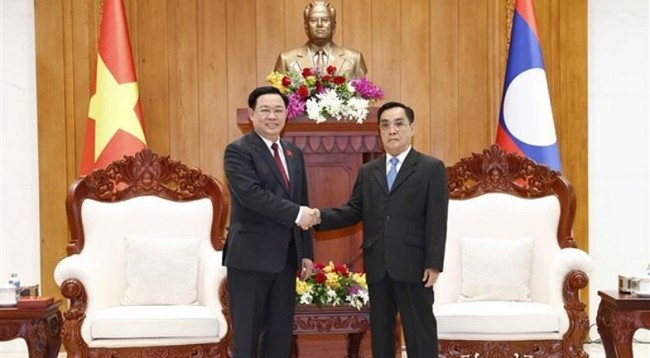 Председатель НС Выонг Динь Хюэ и бывший Премьер-министр, бывший Председатель НА Лаоса Тхонгсинг Тхаммавонг. Фото: VNA