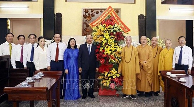Президент Вьетнама Нгуен Суан Фук поздравляет монахов и буддистов с праздником. Фото: VNA