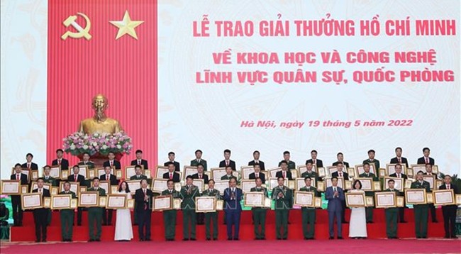 Президент Вьетнама Нгуен Суан Фук вручает победителям награды. Фото: VNA