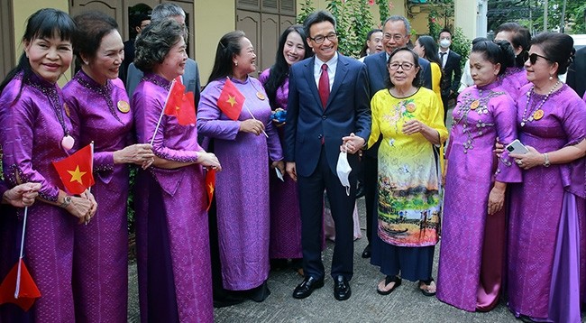 Вице-премьер Вьетнама Ву Дык Дам встречается с представителями вьетнамской общины в Таиланде. Фото: VGP