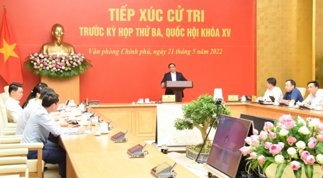 Премьер-министр Фам Минь Тьинь выступает на встрече. Фото: VOV