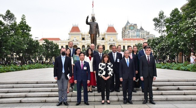 Президент Греции и высокопоставленная делегация у памятника Президенту Хо Ши Мину в г. Хошимине. Фото: VNA