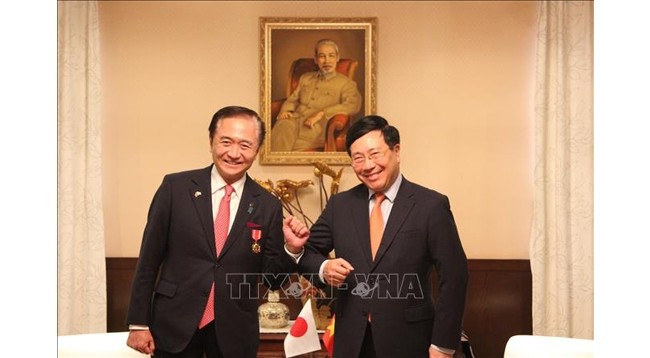 Постоянный вице-премьер Фам Бинь Минь (справа) и Губернатор префектуры Канагава Юдзи Куроива. Фото: VNA
