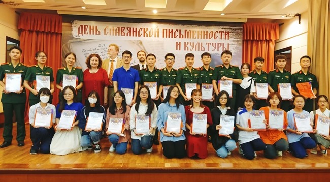 Награждение победителей олимпиады для студентов вузов Вьетнама. Фото: Лам Нгуен