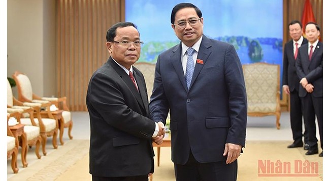Премьер-министр Фам Минь Тьинь и товарищ Хамфан Пхоммафат. Фото: Чан Хай