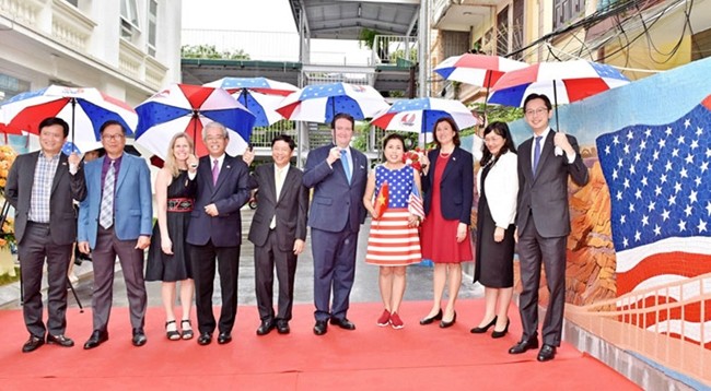Делегаты на церемонии открытия керамической картины. Фото: Нгуен Кыонг