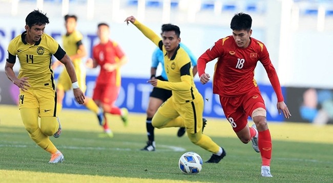 Нападающий Ням Мань Зунг (номер 18) забил гол в матче против сборной Малайзии. Фото: Шонг Нгок