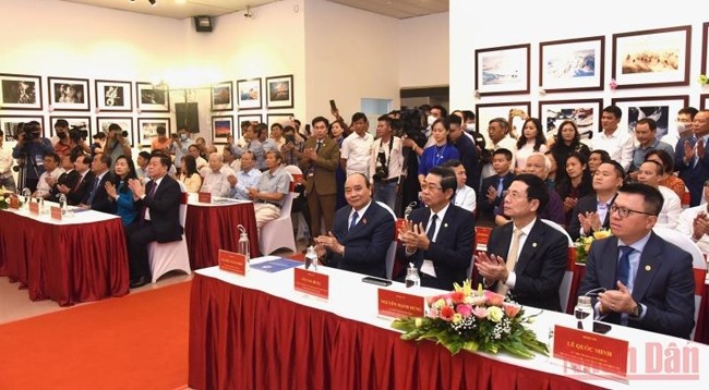 Президент Нгуен Суан Фук во время открытия фотовыставки. Фото: Чан Хай