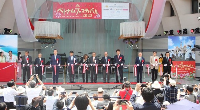 Церемония разрезания ленты в знак открытия фестиваля. Фото: VNA