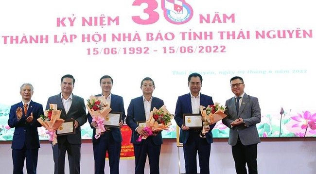 Товарищ Ле Куок Минь вручает памятные медали «За дело журналистики Вьетнама» 5 руководителям провинции.