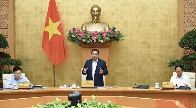 Премьер-министр Фам Минь Тьинь председательствует на заседании. Фото: Чан Хай
