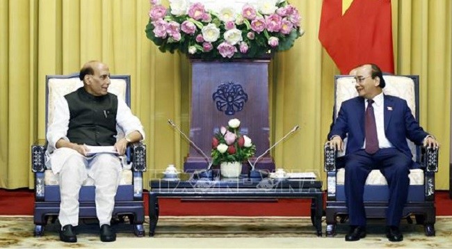Президент Вьетнама Нгуен Суан Фук (справа) и Министр обороны Индии Раджнатх Сингх. Фото: VNA
