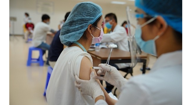Более 80% населения Вьетнама было полностью вакцинировано. Фото: thanhnien.vn