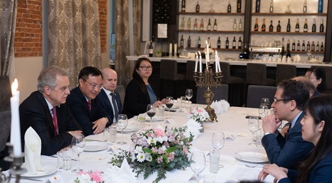 Посол Данг Минь Кхой на рабочей встрече с представителями Санкт-Петербурга. Фото: Тхань Тхе