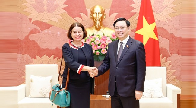 Председатель НC Выонг Динь Хюэ (справа) и Посол Австралии во Вьетнаме Робин Муди. Фото: quochoi.vn