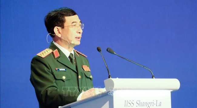 Министр обороны Вьетнама Фан Ван Жанг выступает на пленарном заседании 19-го азиатского форума по безопасности. Фото: VNA