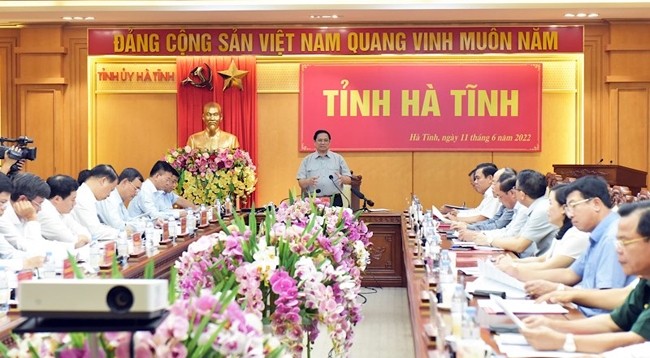 Премьер-министр Фам Минь Тьинь выступает на встрече с ключевыми руководителями провинции Хатинь. Фото: Нго Туан