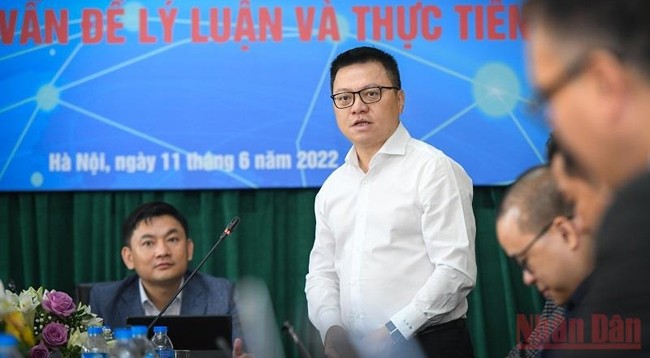 Товарищ Ле Куок Минь выступает на семинаре. Фото: Тхань Дат
