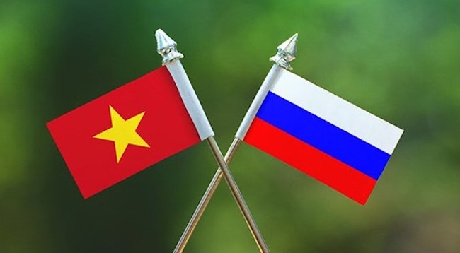 Флаги России и Вьетнама.