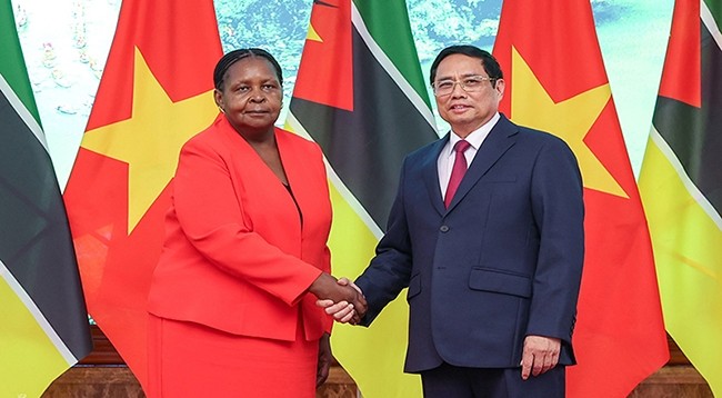 Премьер-министр Фам Минь Тьинь и Председатель НА Мозамбика Эшперанса Лауринда Франсиско Ниуане Биаш. Фото: VNA