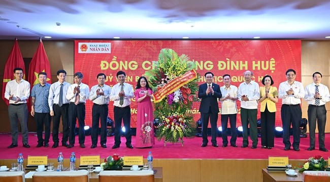Председатель НС Выонг Динь Хюэ поздравляет сотрудников газеты «Народные депутаты». Фото: Зюи Линь 