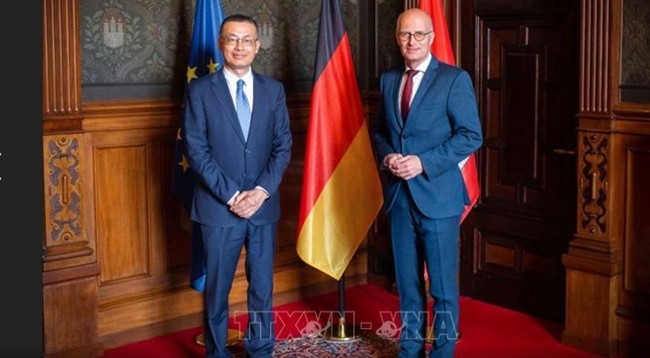 Посол Вьетнама в Германии Ву Куанг Минь нанес визит вежливости первому мэру Гамбурга Петеру Ченчеру. Фото: VNA