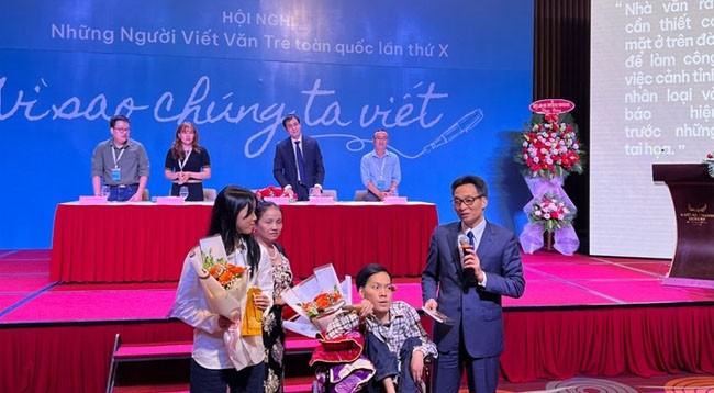 Вице-премьер Ву Дык Дам вручает двум специальным участникам подарки от Президента Нгуен Суан Фука. Фото: Май Лы