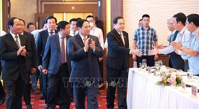 Премьер-министр Фам Минь Тьинь и участники конференции. Фото: VNA
