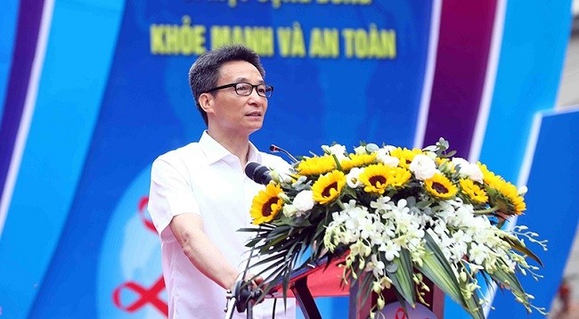 Вице-премьер Вьетнама Ву Дык Дам выступает с речью. 