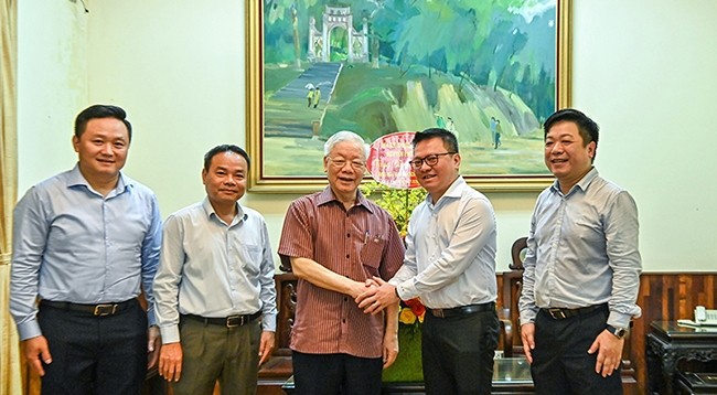 Генеральный секретарь ЦК КПВ фотографируется с руководителями  газеты «Нянзан». Фото: Зюи Линь