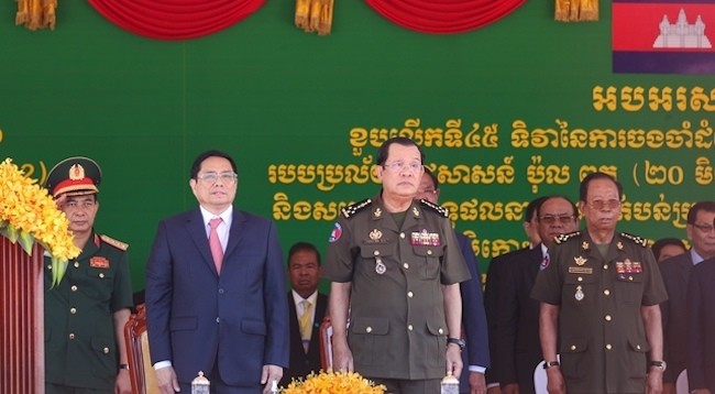 Премьер-министр Фам Минь Тинь и Премьер-министр Хун Сен на церемонии. Фото: VGP