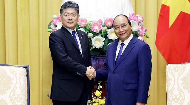 Президент Вьетнама Нгуен Суан Фук и Министр юстиции Японии Фурукава Ёсихиса. Фото: VNA