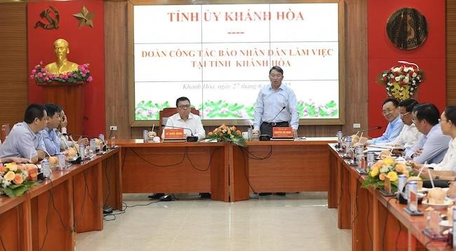 Общий вид встречи между рабочей делегацией газеты «Нянзан» и Парткомом провинции Кханьхоа.